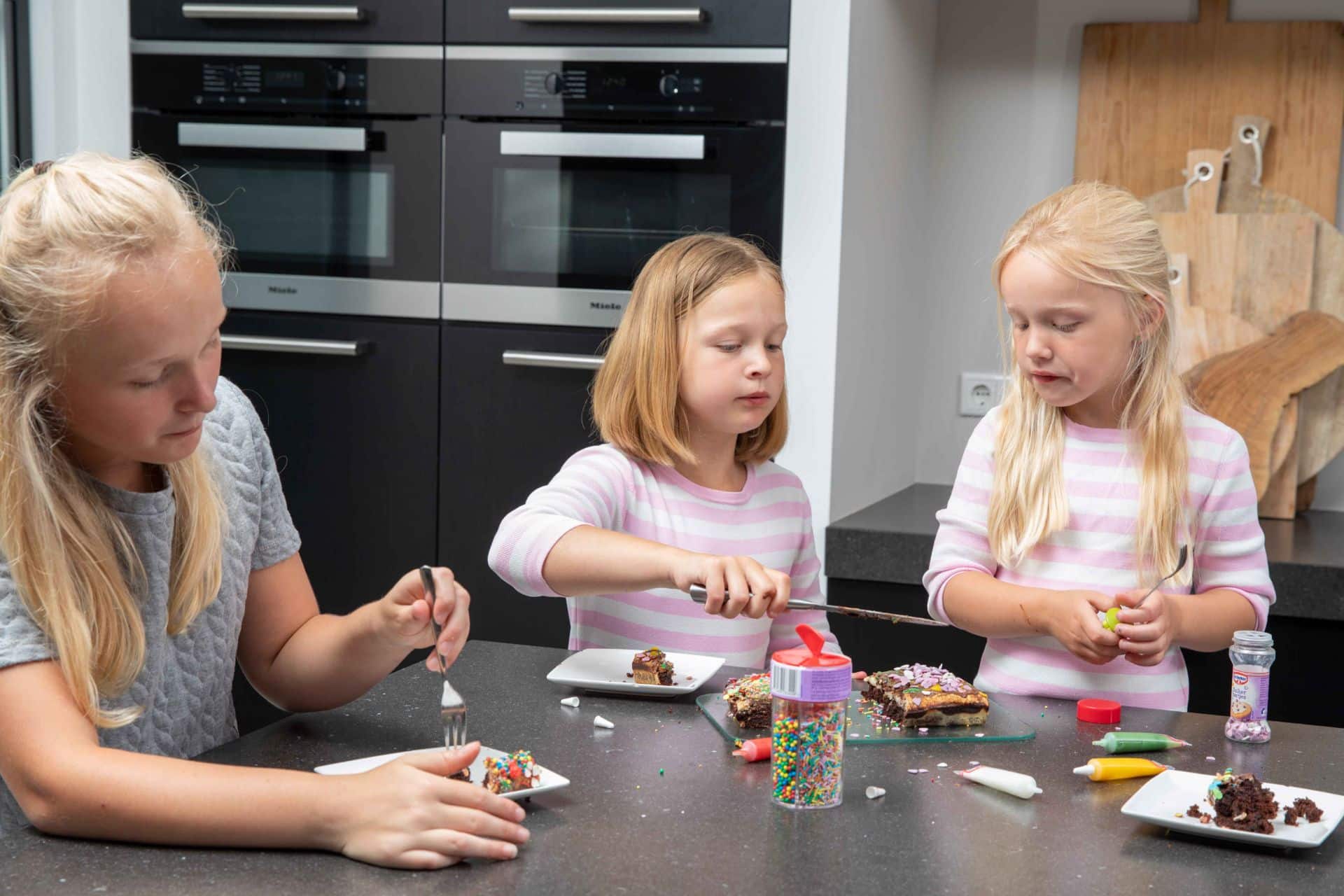 Luxe zwarte moderne keuken 27