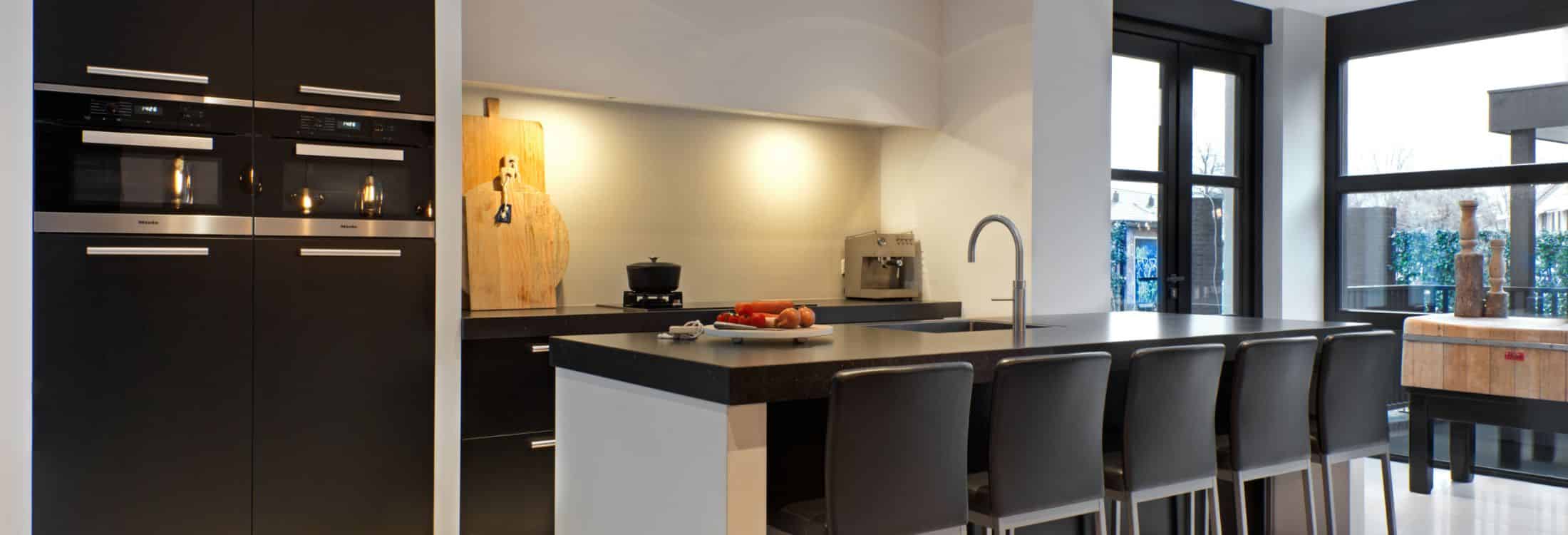 Luxe zwarte moderne keuken 30