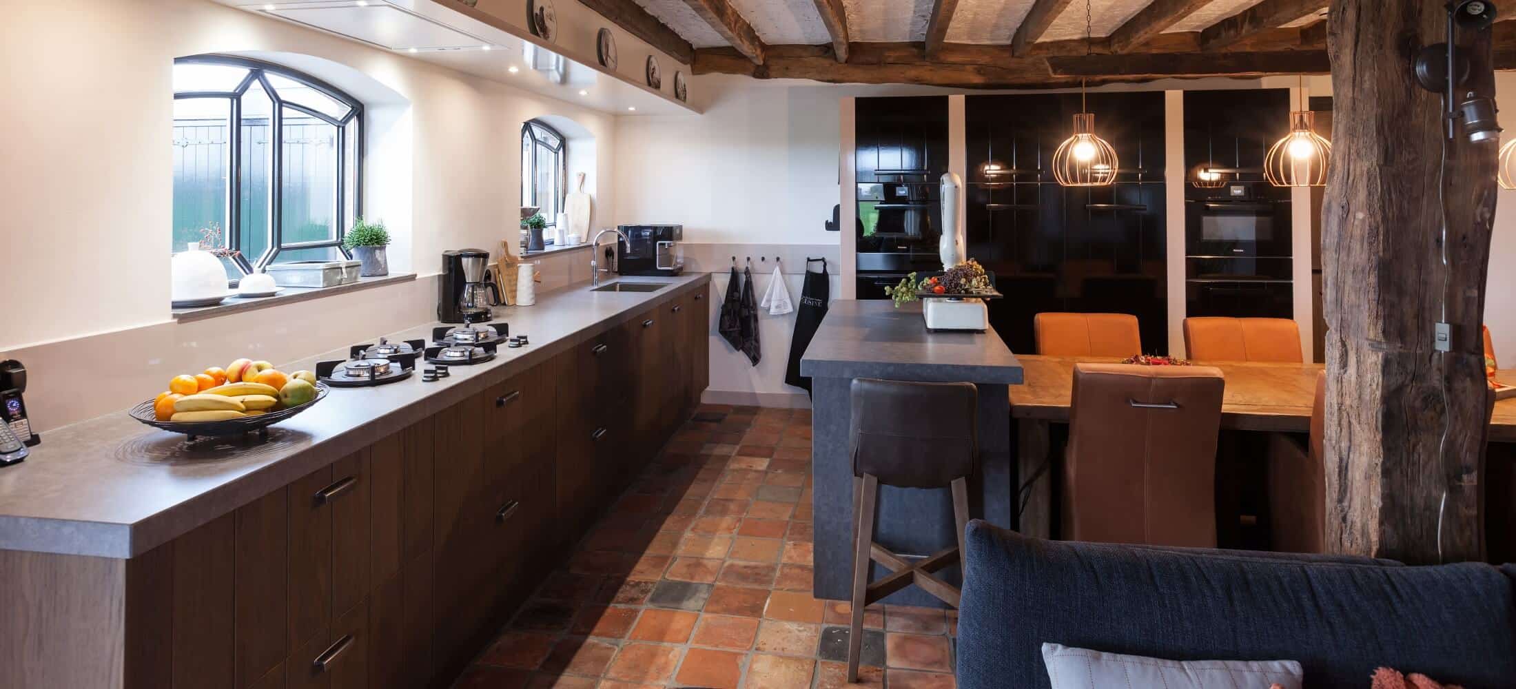 Landelijke robuuste houten keuken 14