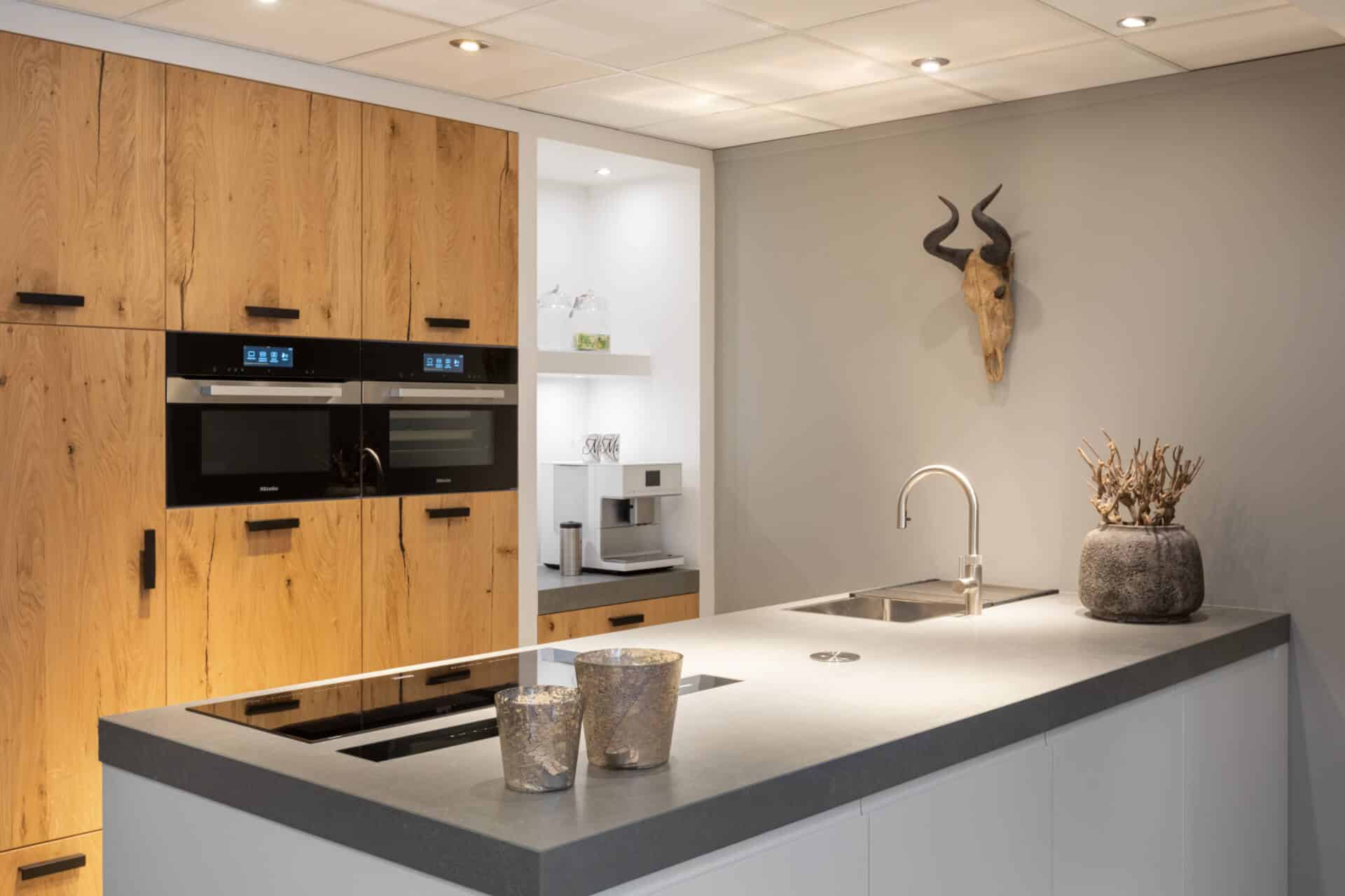 Robuuste, eiken keuken met Miele generatie 7000 apparatuur | Barneveld