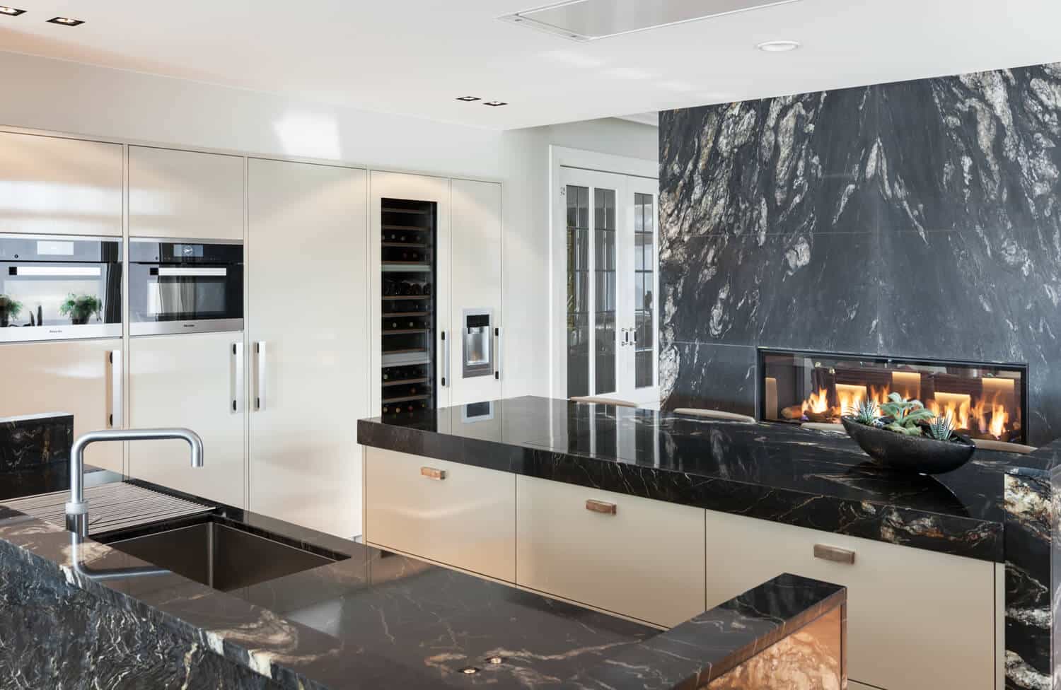Marmeren keuken met hoogglans keukenfrontjes