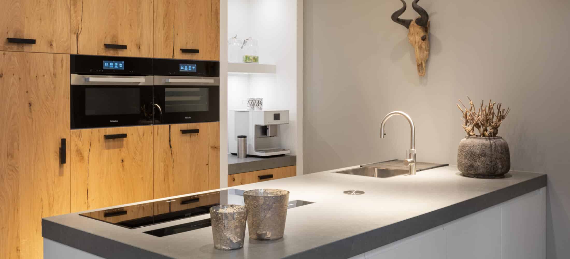 Moderne witte greeploze keuken