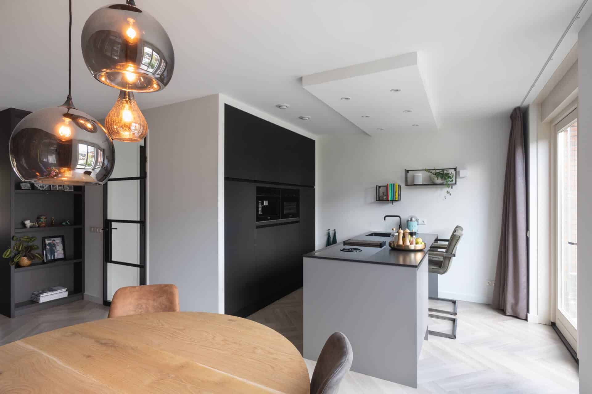 Zwarte fenix keuken composiet werkblad