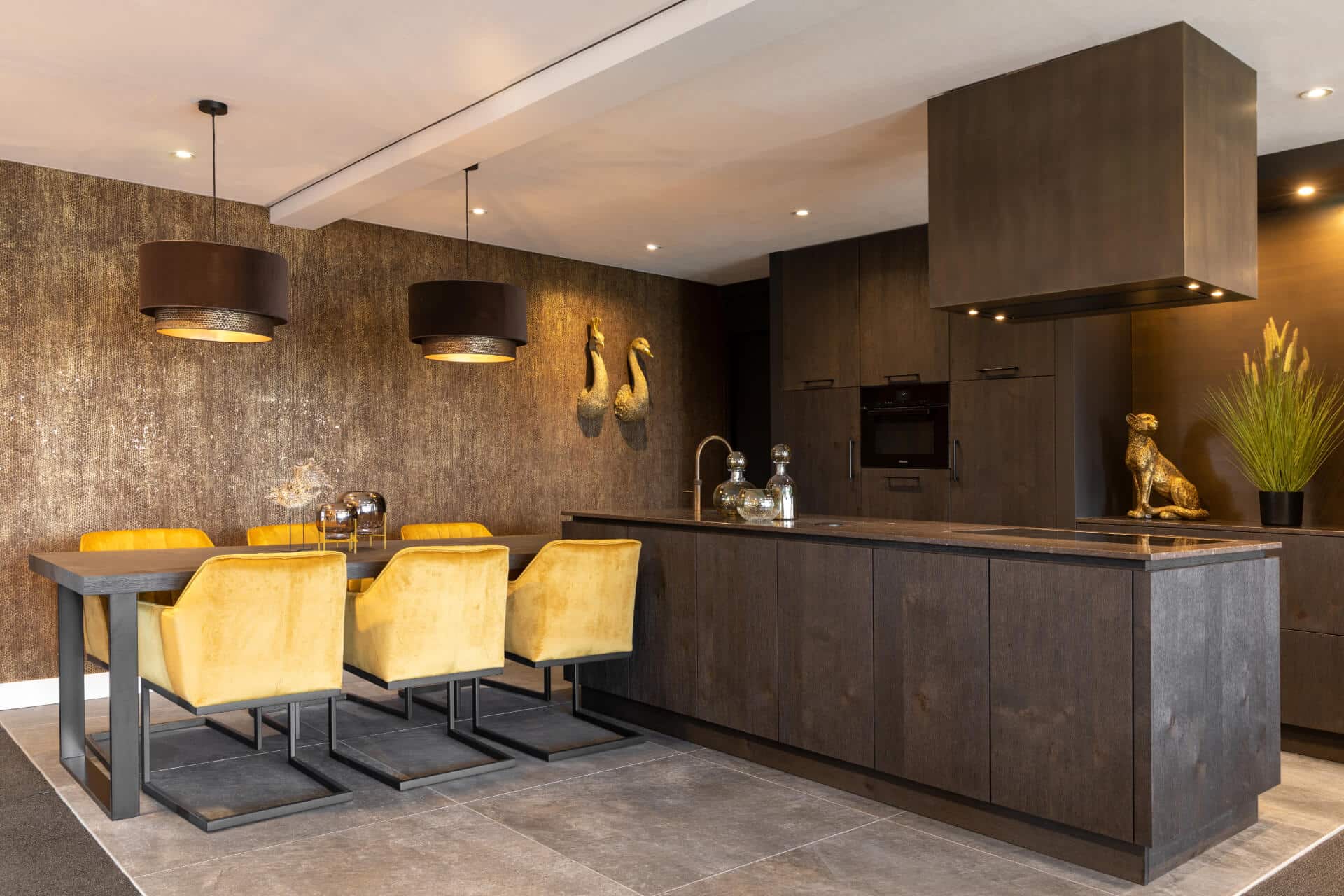 Tabakkleurige geborsteld eiken keuken | Barneveld