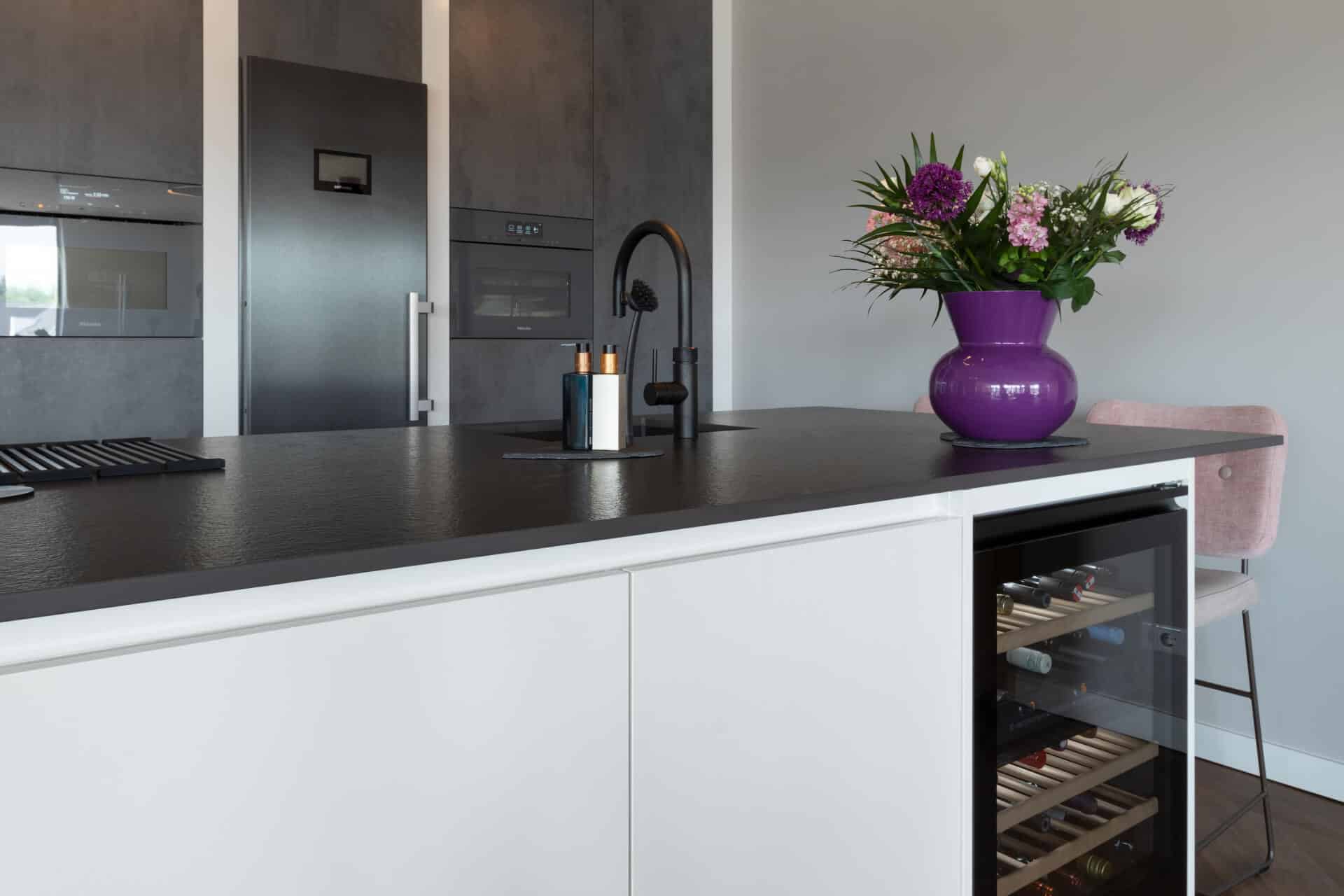 Stoere betonlook keuken met Miele apparatuur | Ede