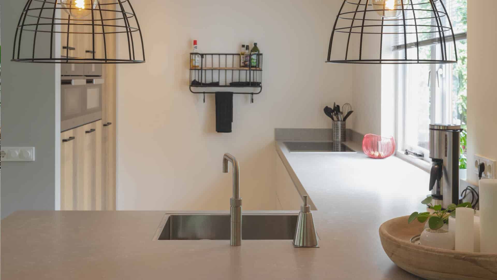 Impressie van een keuken met een hoekopstelling.