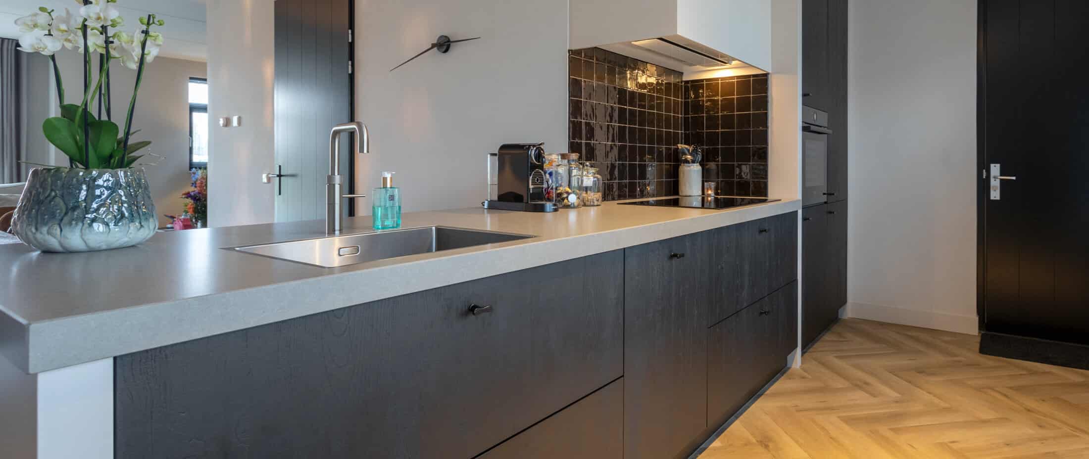 Impressie van een keuken indeling in een rechte opstelling.