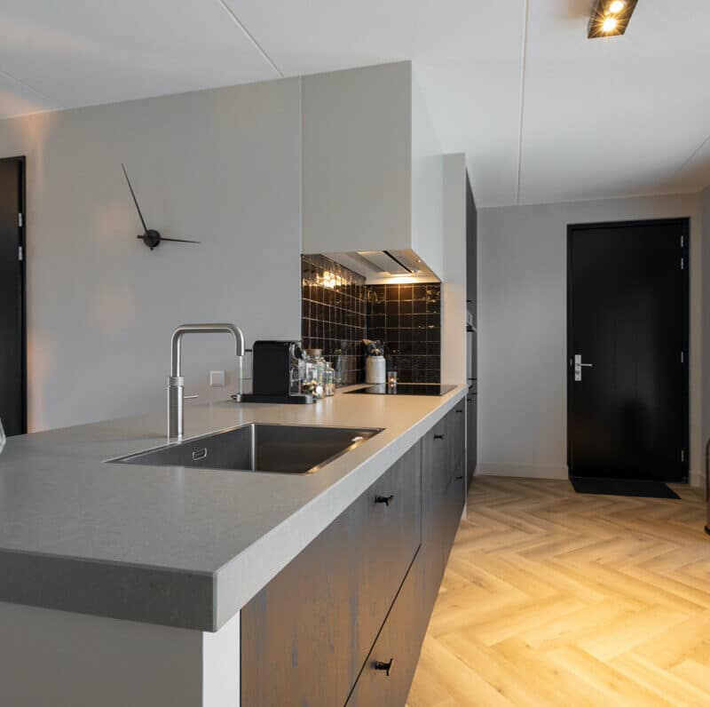 Impressie van een keuken indeling in een rechte opstelling.