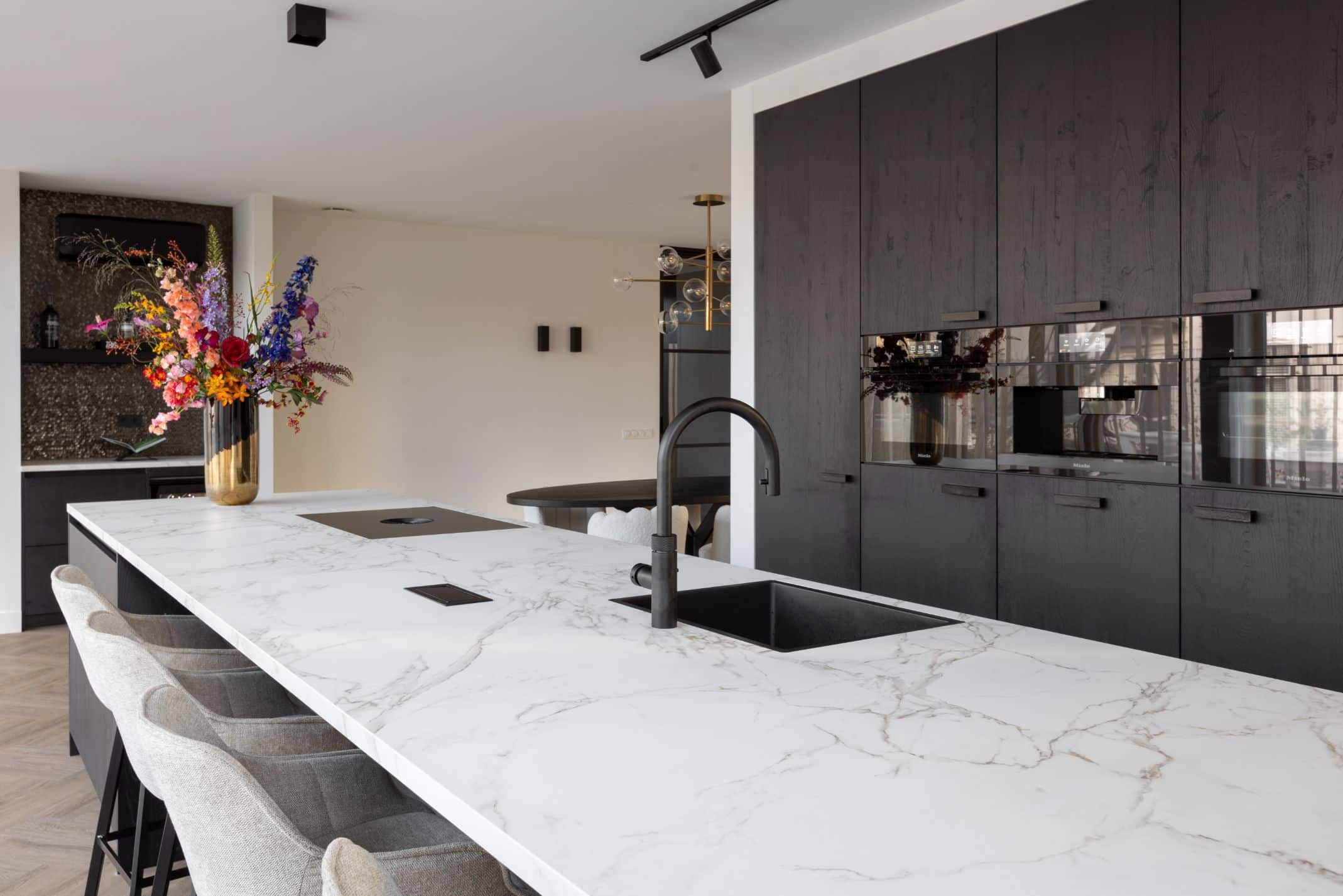 Moderne keuken met groot kookeiland