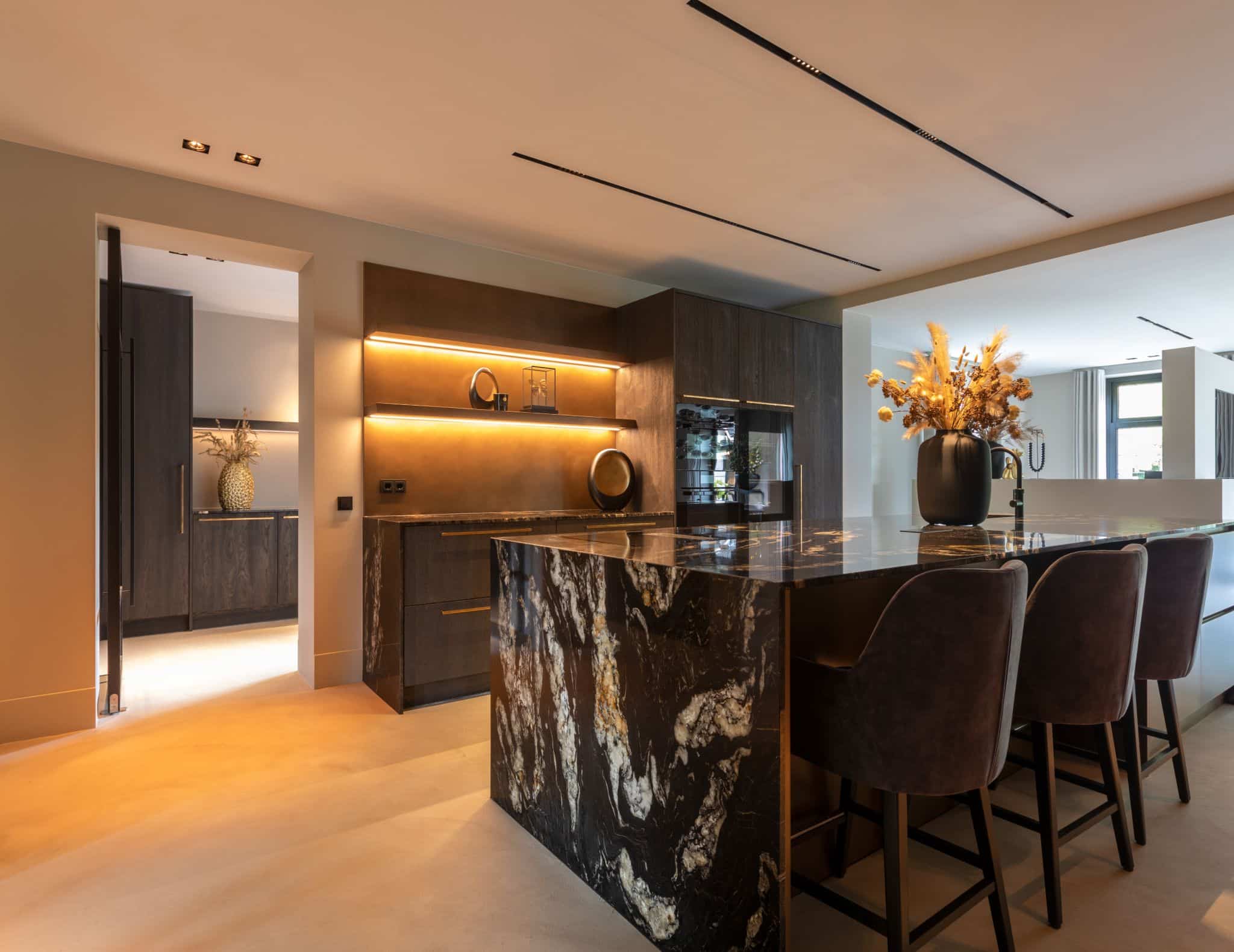 Luxe hotel chique keuken in warme tinten 9