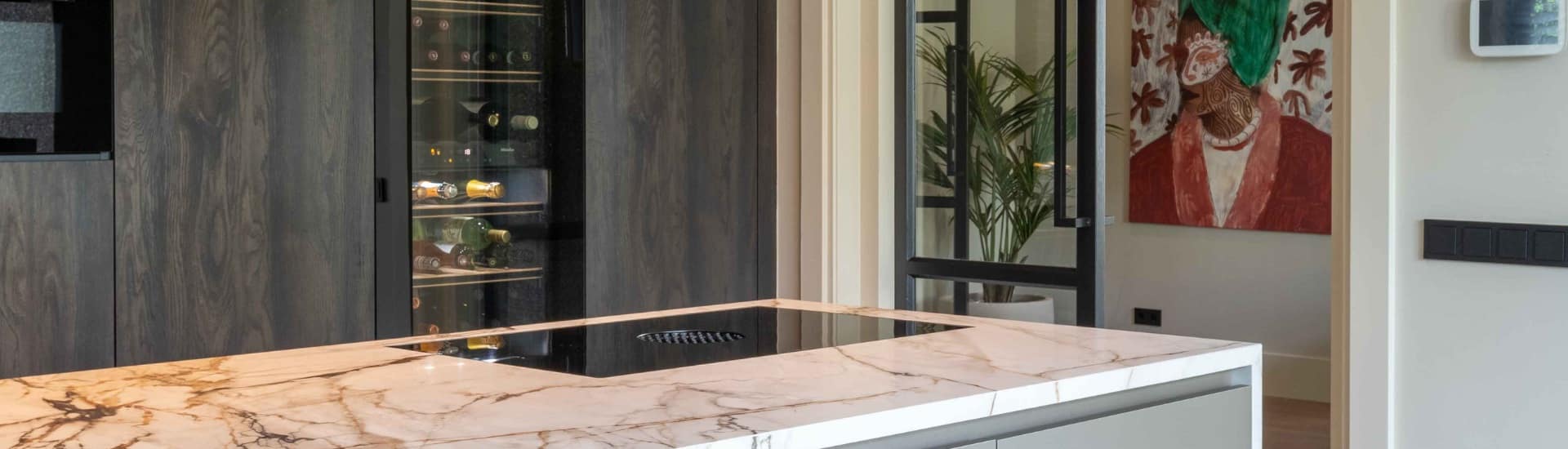 Luxe taupe keuken met marmer blad in Barneveld