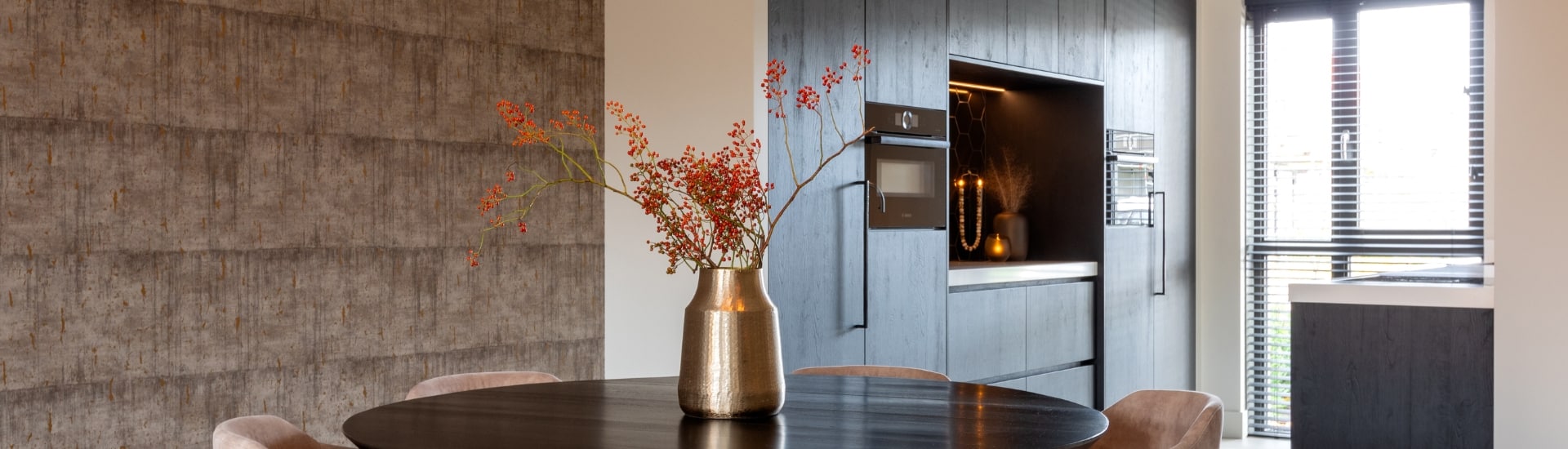 Sfeervolle zwarte houten keuken met marmer in Barneveld