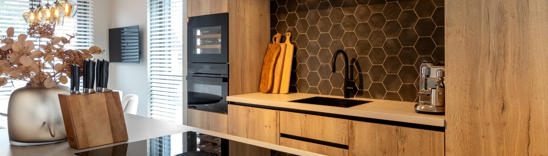 Warme houten Japandi keuken in Nijkerk