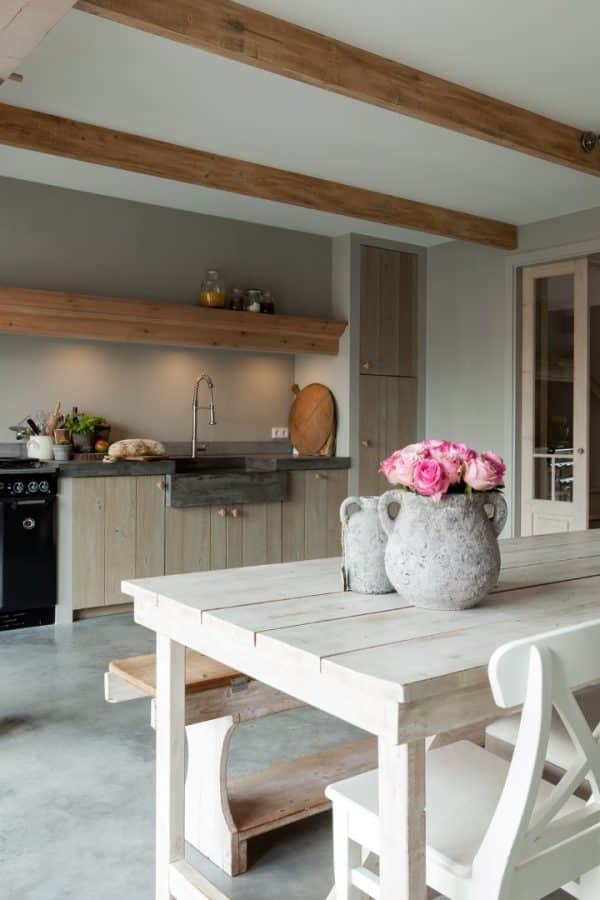 Een landelijke keukenstijl brengt warmte en gezelligheid mee