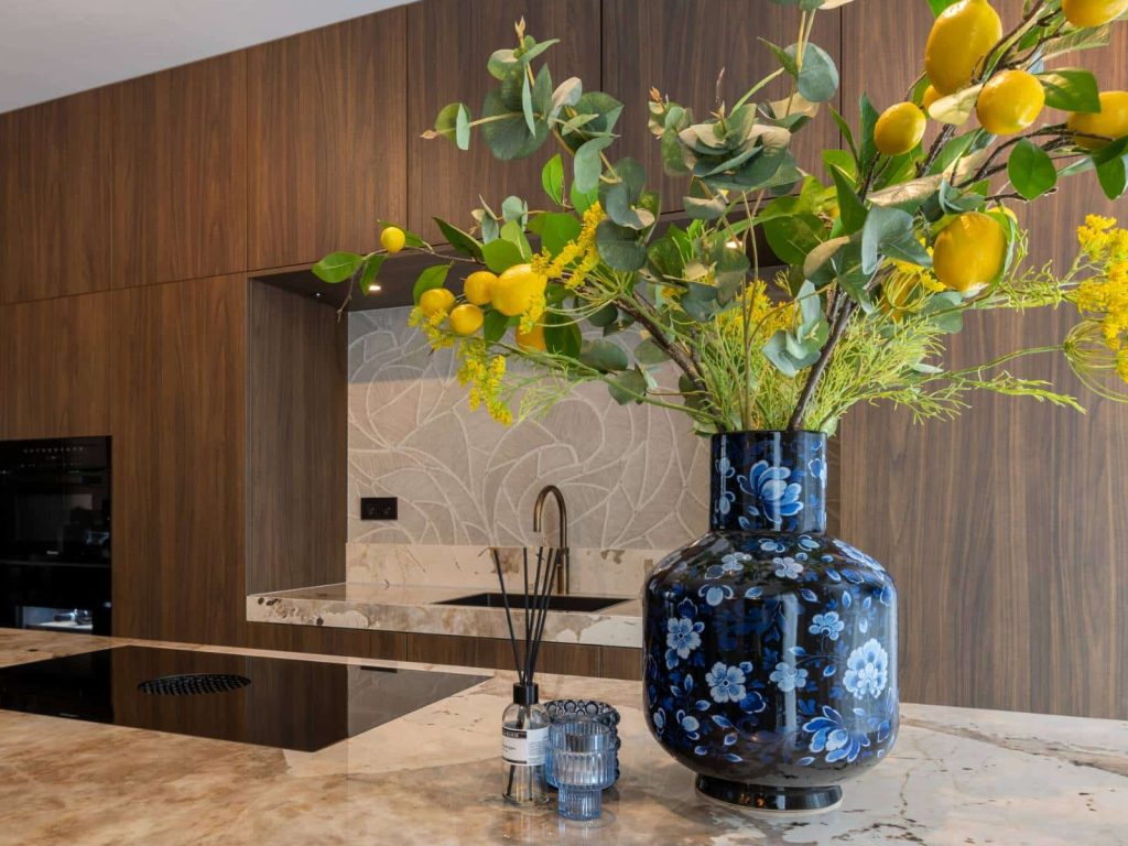 walnoot keuken met dekton khalo werkblad van ginkel keukens 16 walnoot keuken met dekton khalo werkblad en decoratieve blauwe vaas