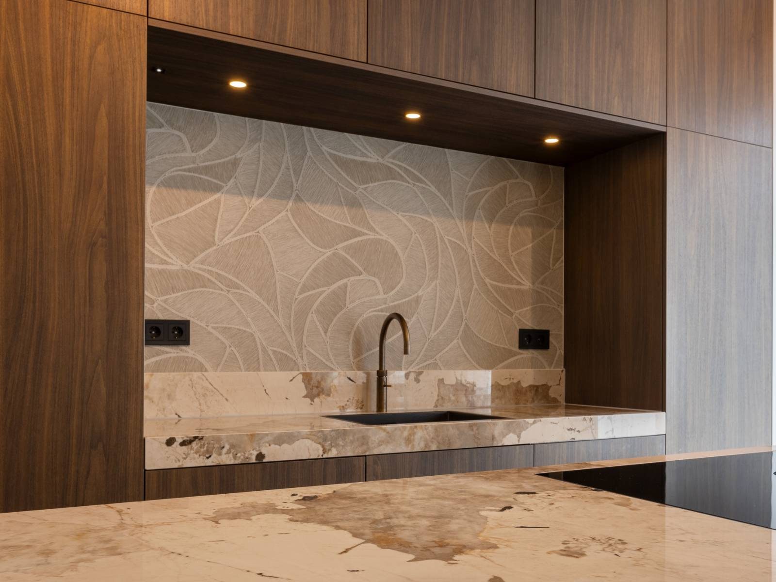 walnoot keukenkast met nis en kookeiland met dekton khalo werkblad