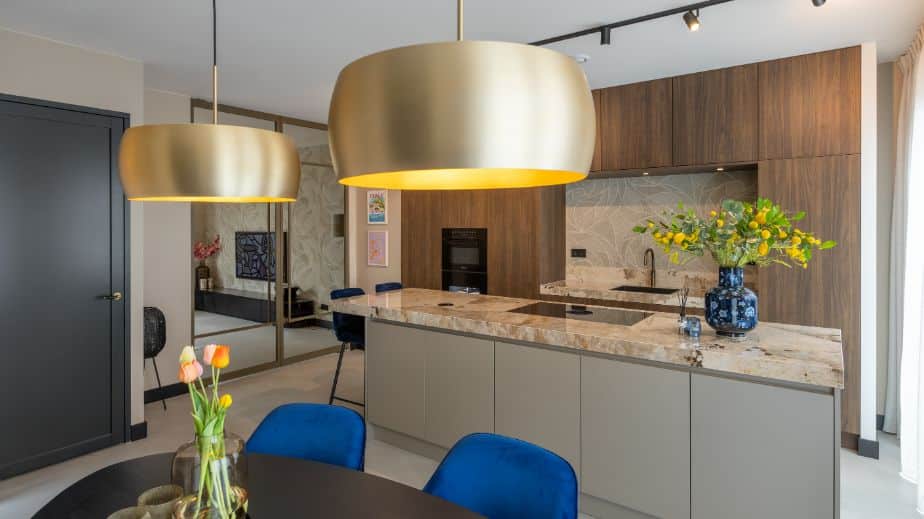 Sfeerbeeld van een luxe keuken met walnoot kastenwand en dekton khalo werkblad