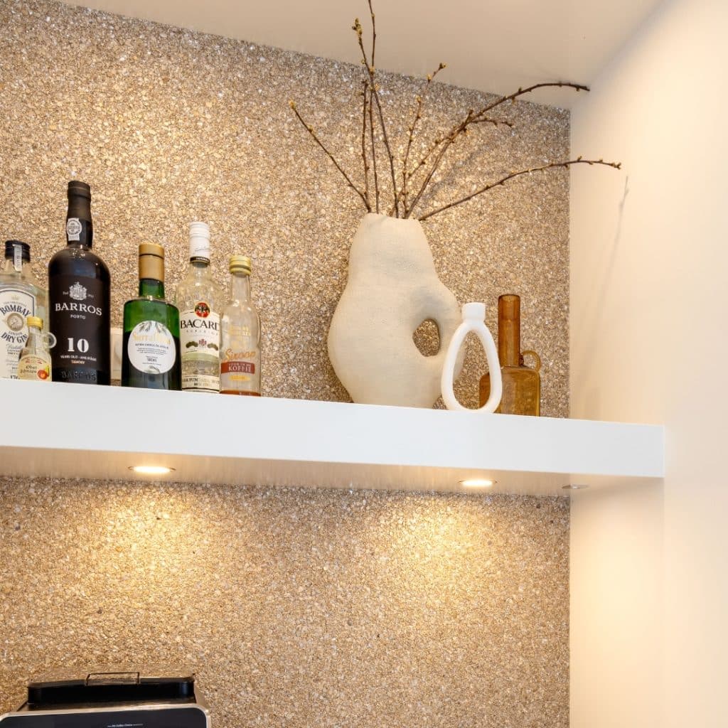 Nis in keuken met marmerlook werkblad en een achterwand met Arte behang in de kleur goud