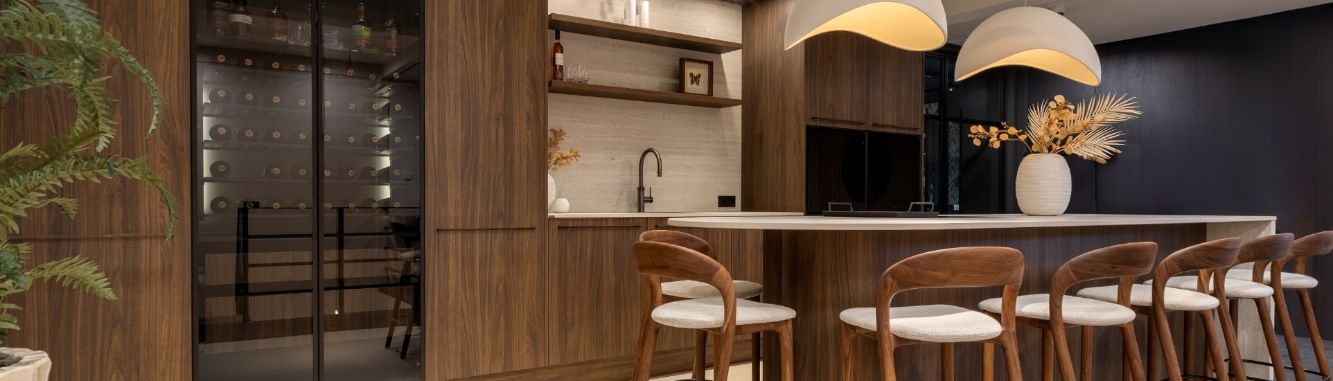 sfeerbeeld van een keuken met rond kookeiland en meubilair en accessoires met organische vorm