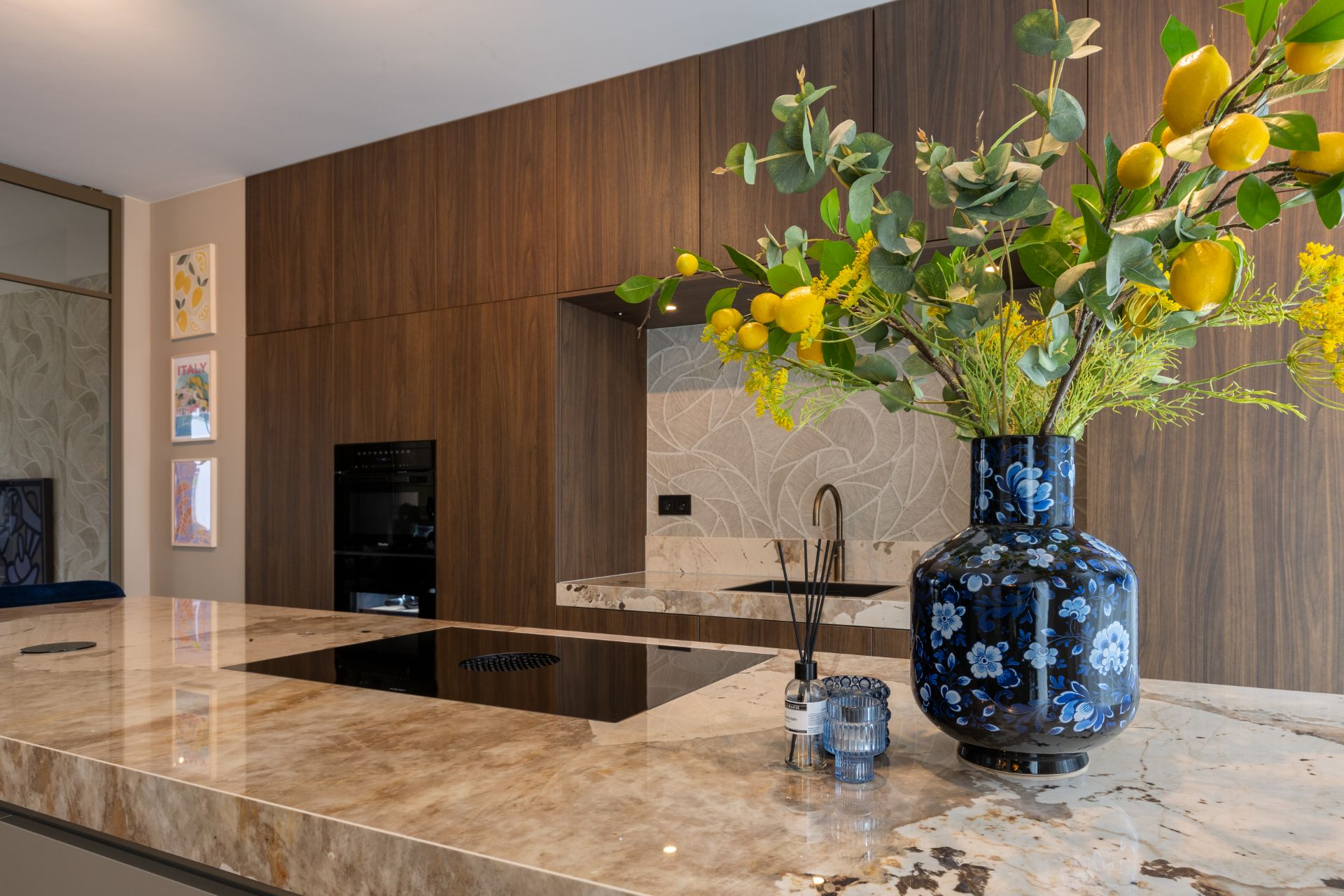 Luxe houten keuken met walnoothouten kasten, een opvallend marmerlook werkblad