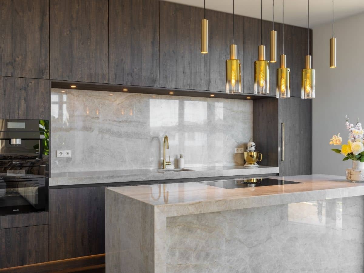 Impressie van een luxe keuken, ingericht in de keukentrends van 2025.