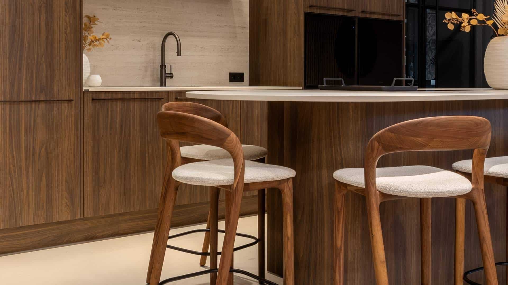 Impressie van een two-tone keuken met een kleurcombinatie van donker walnoot hout en wit.