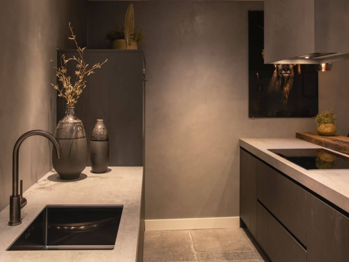 Impressie van een two-tone keuken met industriële stijl. we zien een combinatie van zachtgrijs en zwart.