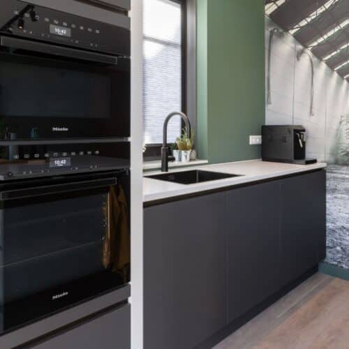 Moderne keuken met Miele ovens en een Quooker.