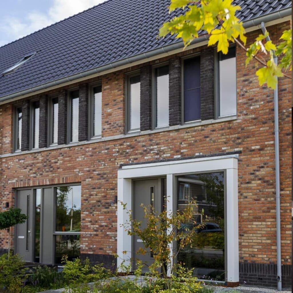 Aanzicht van een nieuwbouw eengezinswoning.