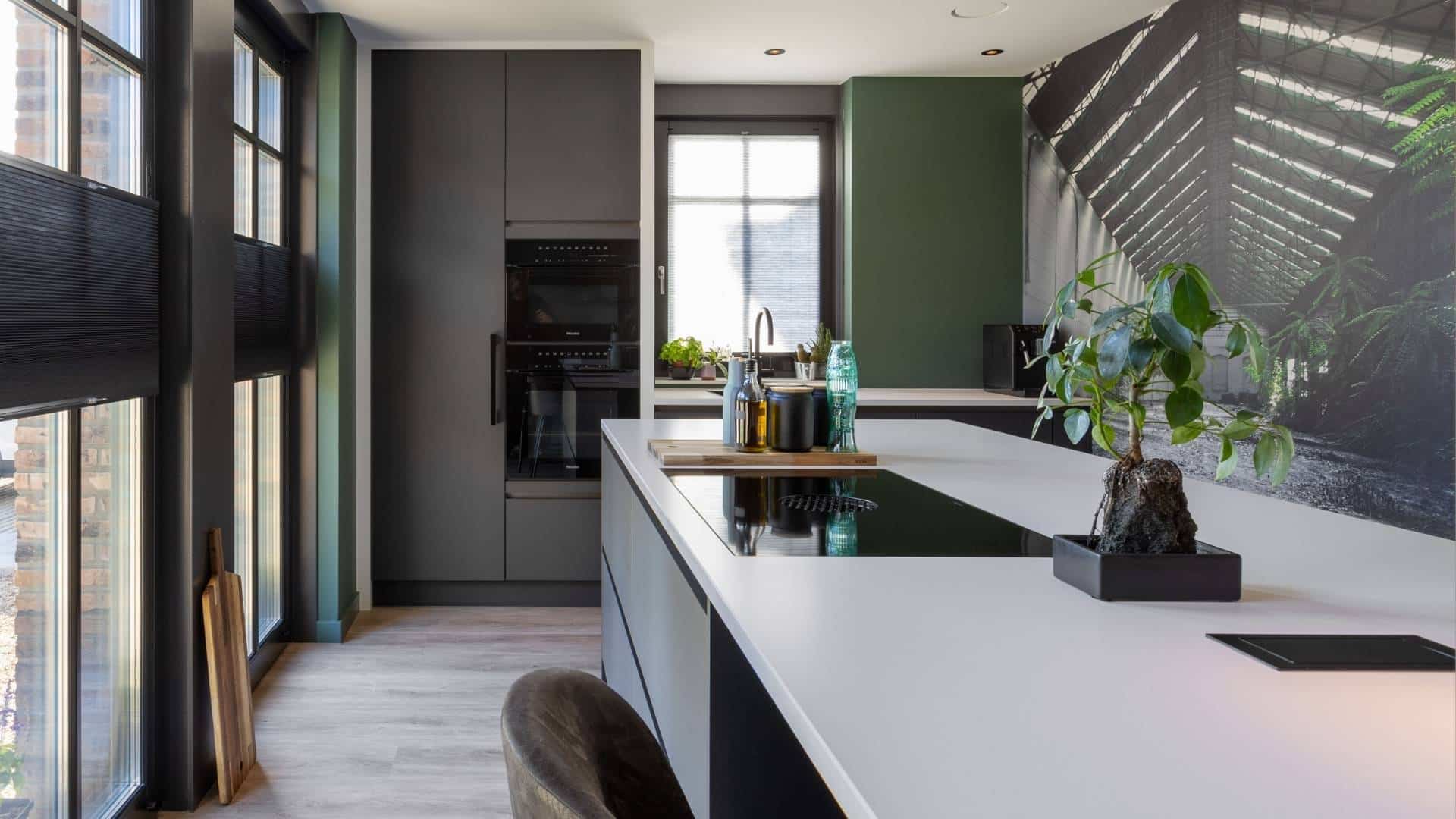 Moderne keuken met strakke meubels, natuurlijke invloeden en moderne keukenapparatuur.