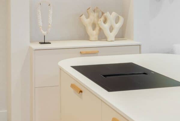 Impressie van een witte Japandi keuken met rondingen, voorzien van een eiland met ronde hoeken.