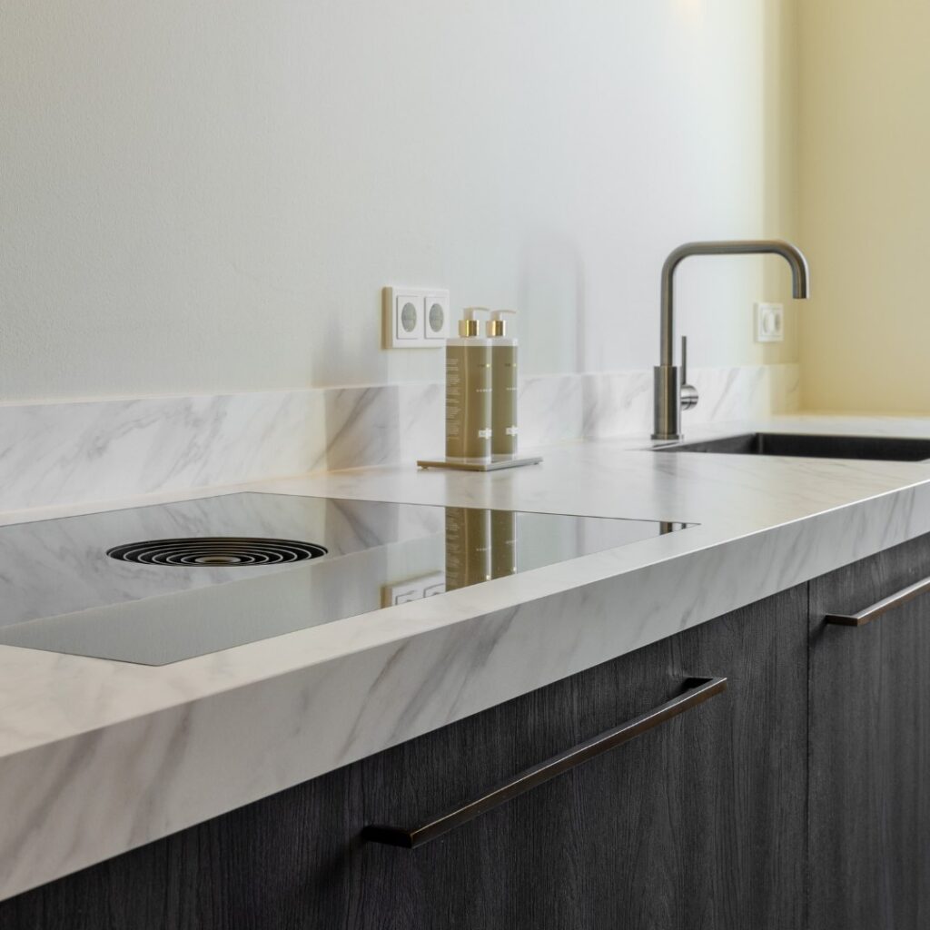 Impressie van een aanrecht, voorzien van natuursteenlook werkblad.