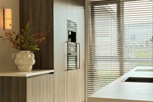 Van Ginkel Keukens houten keuken nieuwbouwwoning mobiel