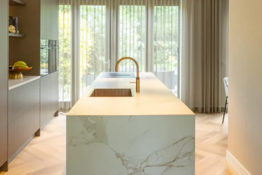 Van Ginkel Keukens marmer keuken nieuwbouwwoning mobiel