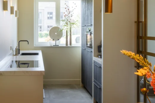 Van Ginkel Keukens parallel opstelling nieuwbouwwoning mobiel