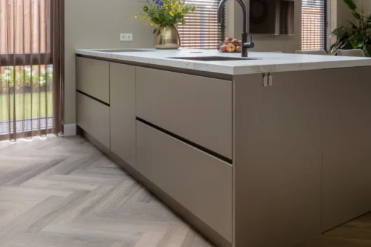 Van Ginkel Keukens taupe keuken nieuwbouwwoning mobiel