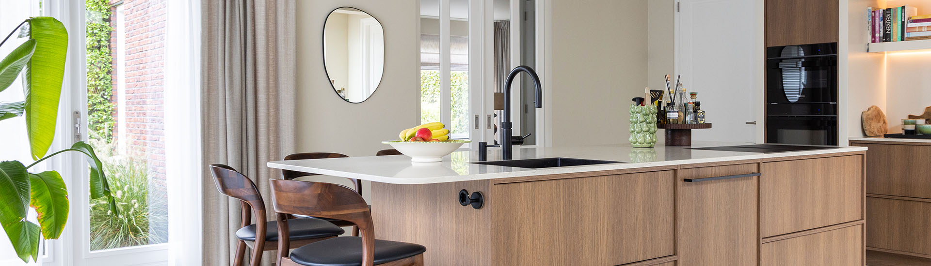 Rustige Japandi keuken met kookeiland in Arkel