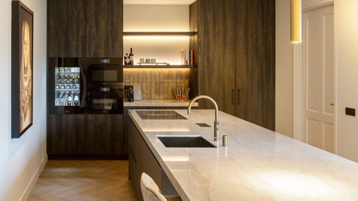 moderne keuken 2026 met warme tinten