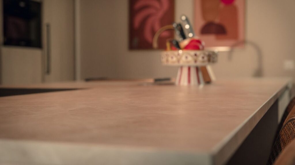 Warmroze leefkeuken met een vleugje Japandi21