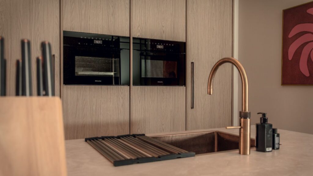 Warmroze leefkeuken met een vleugje Japandi22