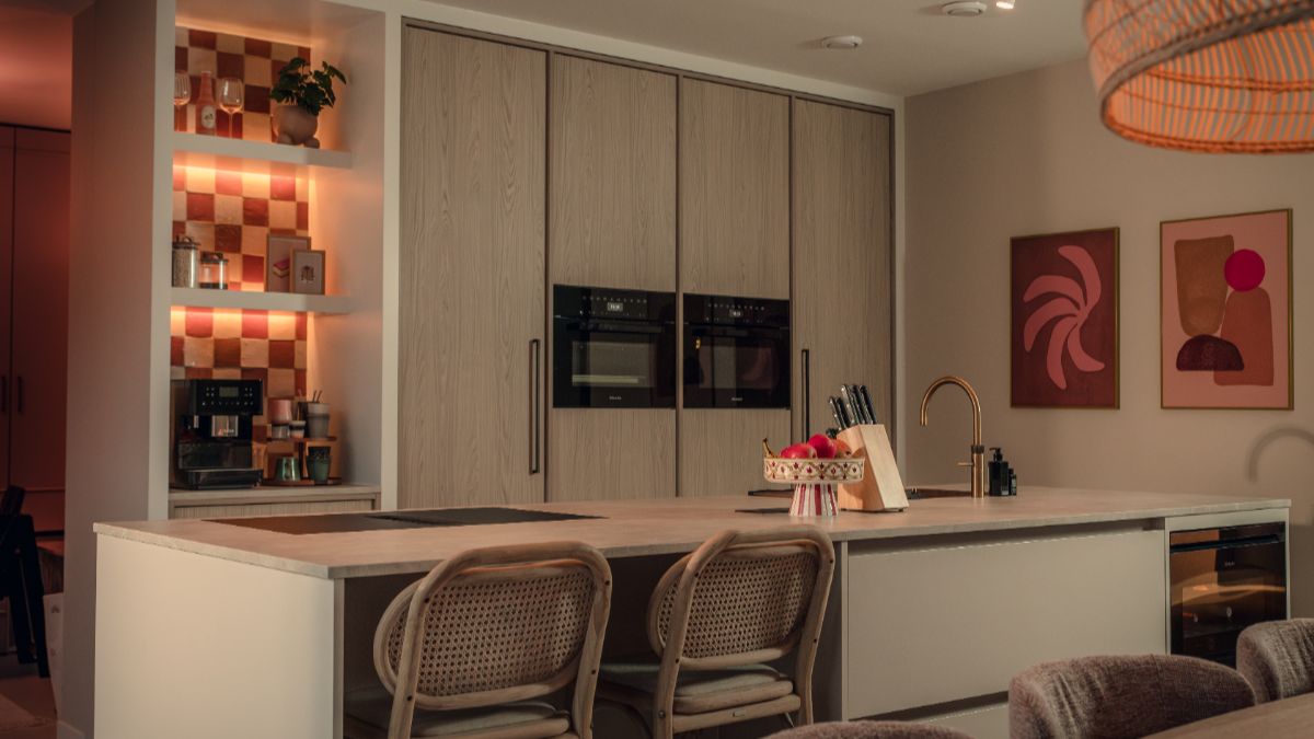 Warmroze leefkeuken met een vleugje Japandi23
