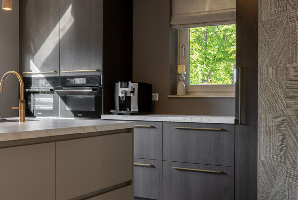 Houtlook gecombineerd met taupe keuken