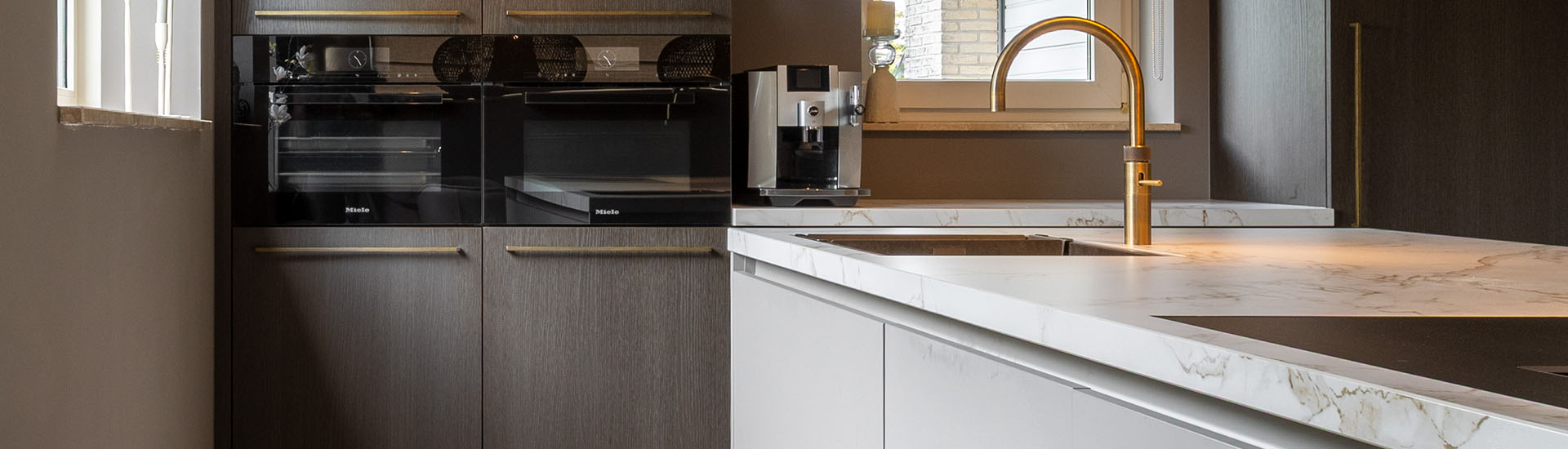 De perfecte match: taupe, warm eiken en bronzen details