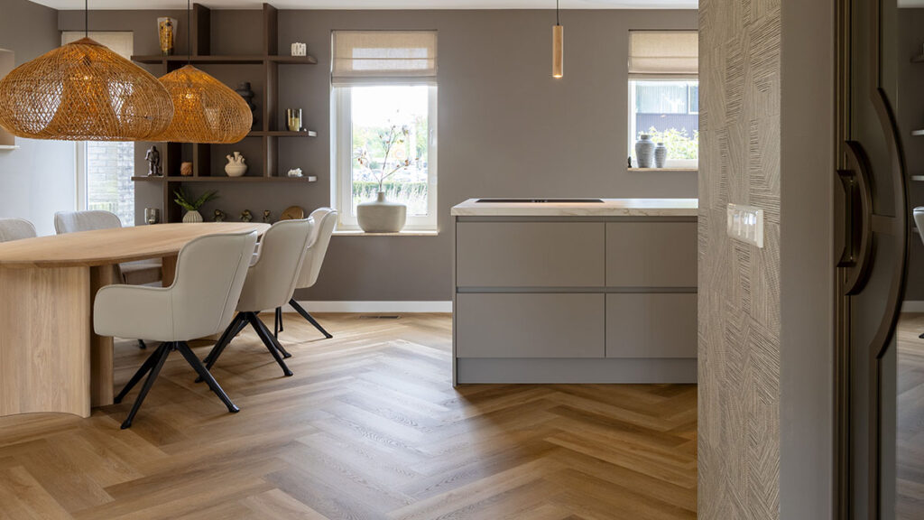 Taupe kookeiland met houten kastenwand