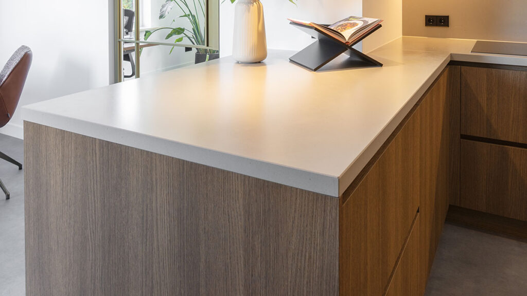 warme keuken met notenhout