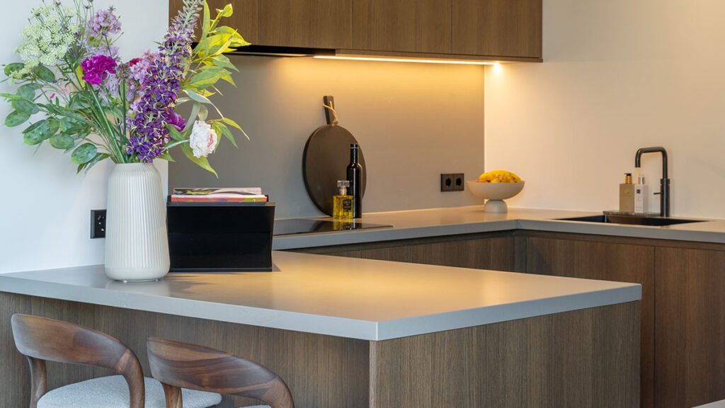 warme keuken met notenhout