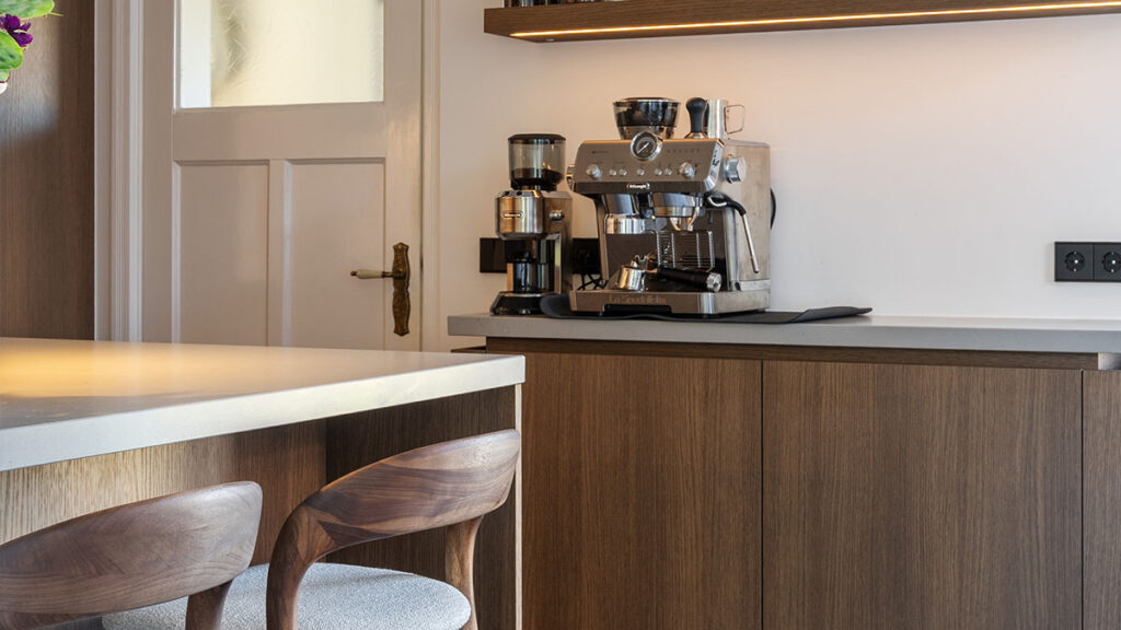 warme keuken met notenhout